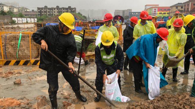 重慶一小區道路突然沉降露出地基，官方：初步評估不影響建築