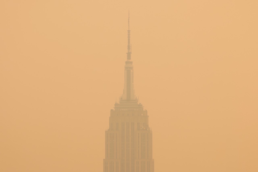 紐約市長敦促民眾佩戴N95口罩 全城已被橙色濃煙吞沒