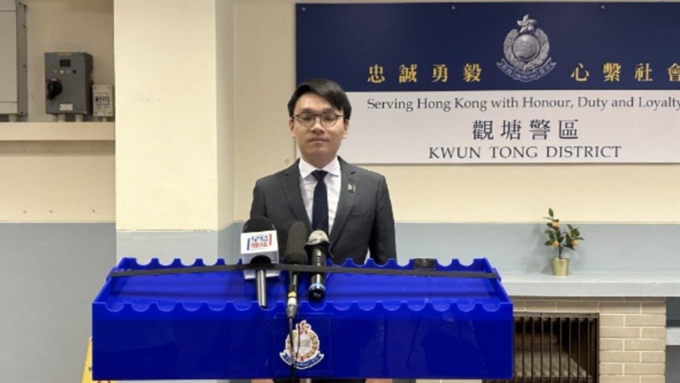 香港40岁辣妈“晒胸”成瘾，走遍公共场所拍120多张“裸照”，警方已拘捕