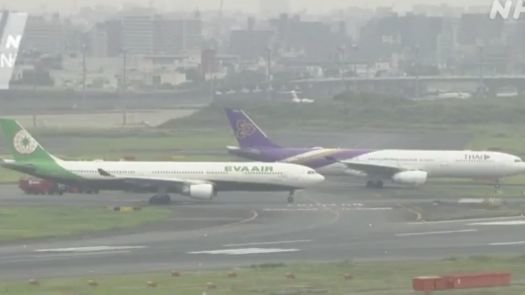日本一機場兩架客機發生碰撞，現場發現疑似機翼碎片！乘客描述現場情況