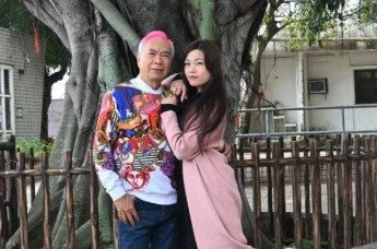 72歲TVB男星將迎娶小36歲女友：7套房產已轉給她