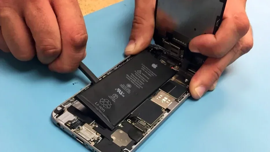 手機可拆卸電池即將回歸：利大於弊 別再被蘋果牽著走
