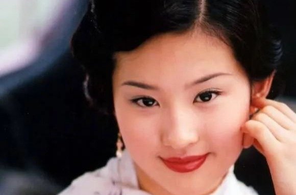 15歲的劉亦菲，救瞭整個娛樂圈的淡顏小美女們…