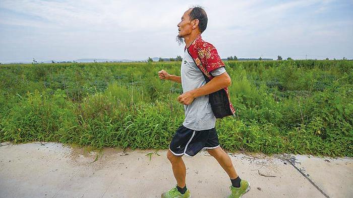 穿上過世老伴的紅襖 67歲大爺跑瞭20多個馬拉松