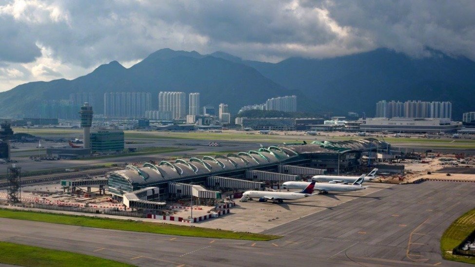 香港机场一客机中止起飞，11名乘客报称受伤送医