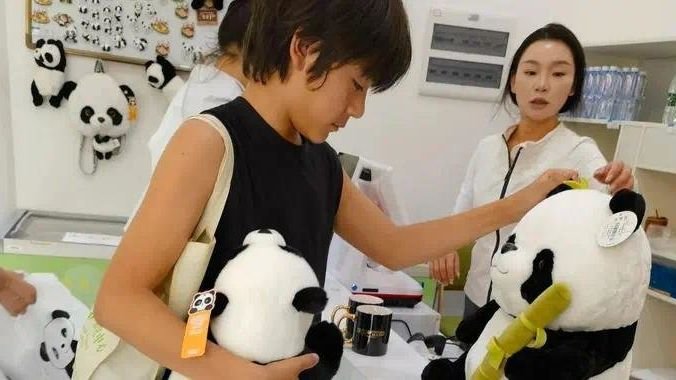 偶遇劉燁兒女去熊貓基地玩，諾一霓娜曬黑不少，兄妹倆打扮接地氣