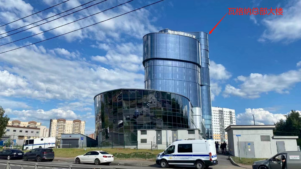 探訪聖彼得堡瓦格納總部，入口被封，門口有警車警衛 莫斯科街頭人流減少