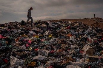 你捐給H&amp;M的回收衣物，成瞭非洲海灘的“垃圾山”