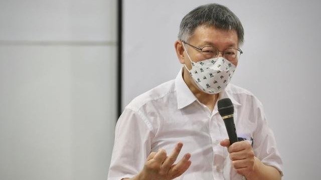 綠白口水戰繼續，柯文哲批民進黨都是假的，狗比他們善良多瞭